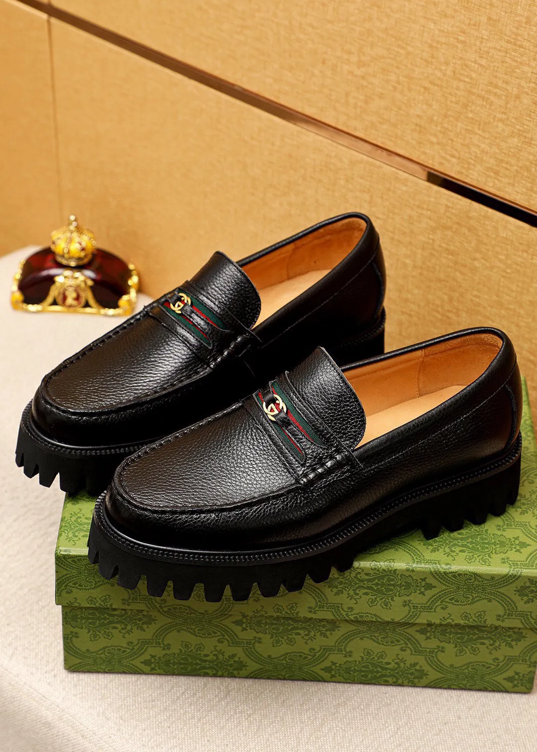 Men's shoes 💰580 💐 Product trademark: GUCCI "Gucci" casual leather shoes Regular size: 38-44 (45.46🉑️customized) Product materials: Selected imported first-layer pebbled cowhide leather upper + luxury hardware buckle, imported water-dyed cowhide leather lining. Strong three-dimensional visual effect, original foam outsole Color: 1⃣️color available